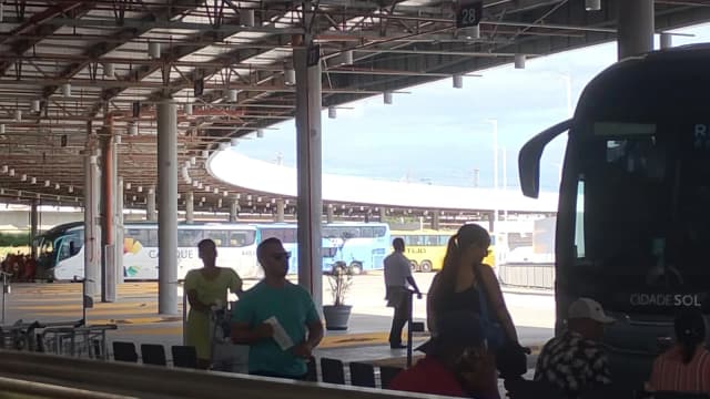 Passageiros com bagagem embarcam em ônibus no Terminal Rodoviário de Salvador
