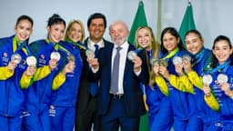 Ginastas do conjunto brasileiro de ginástica rítmica exibem medalhas ao lado do presidente Lula, em evento de arquivo no Palácio do Planalto após o Mundial do Rio de 2025