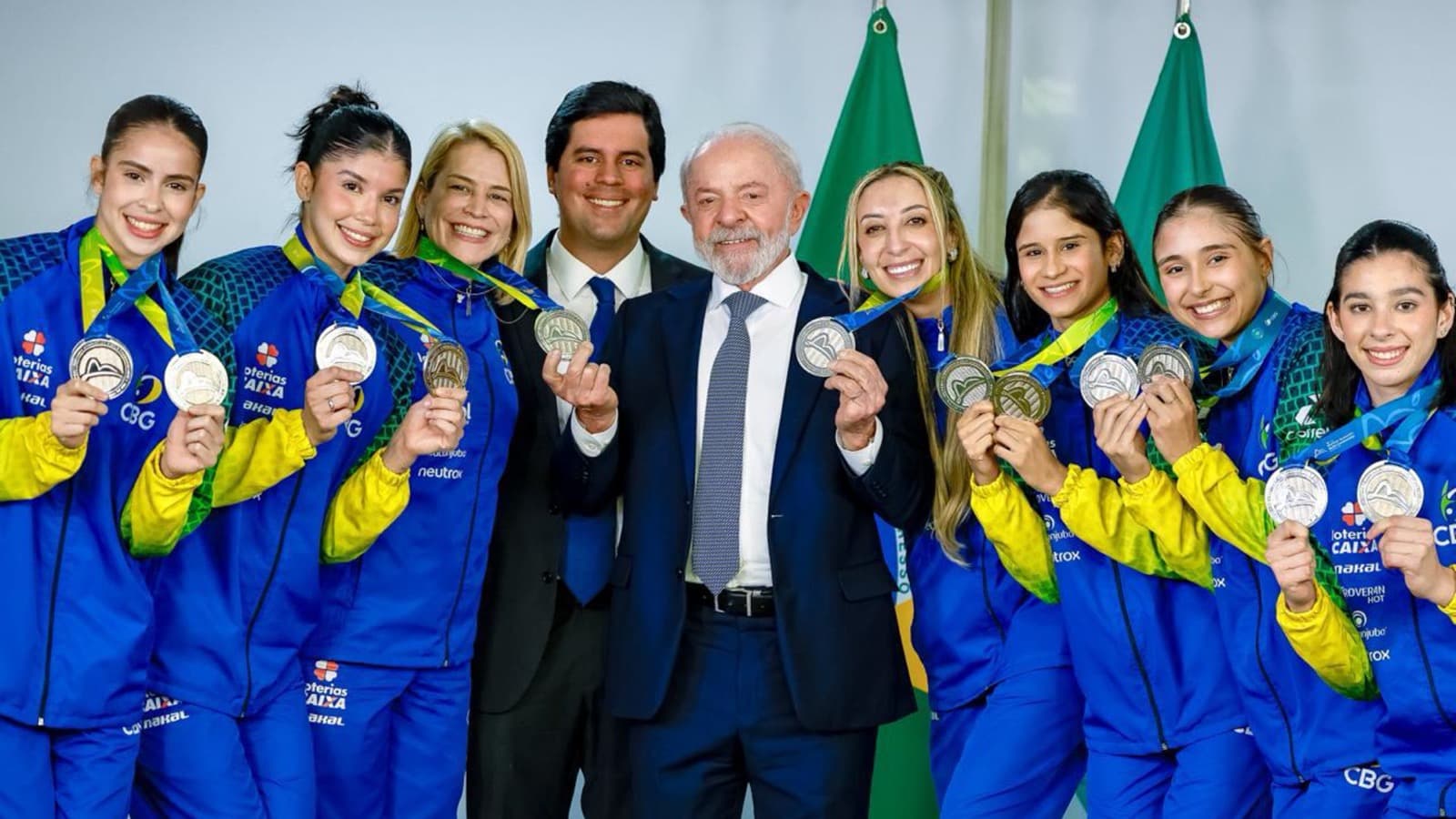 Ginastas do conjunto brasileiro de ginástica rítmica exibem medalhas ao lado do presidente Lula, em evento de arquivo no Palácio do Planalto após o Mundial do Rio de 2025