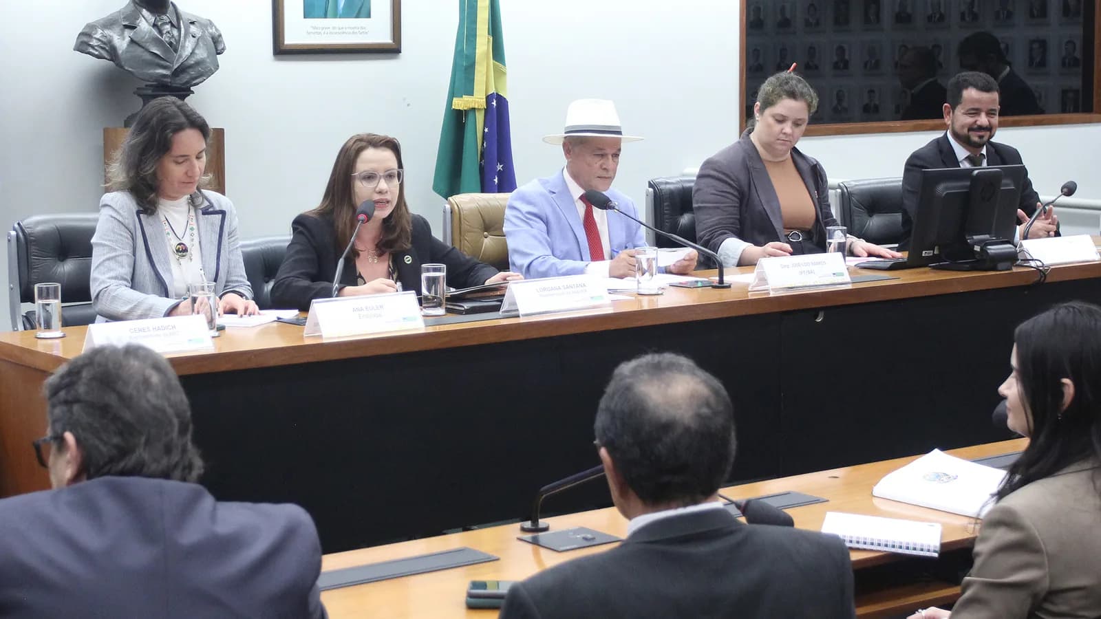 Mesa de autoridades durante seminário em homenagem ao Dia do Extensionista Rural Brasileiro, na Câmara dos Deputados