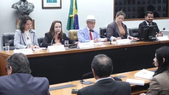 Mesa de autoridades durante seminário em homenagem ao Dia do Extensionista Rural Brasileiro, na Câmara dos Deputados