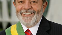 Retrato oficial do presidente Luiz Inácio Lula da Silva, sorrindo, com a faixa presidencial