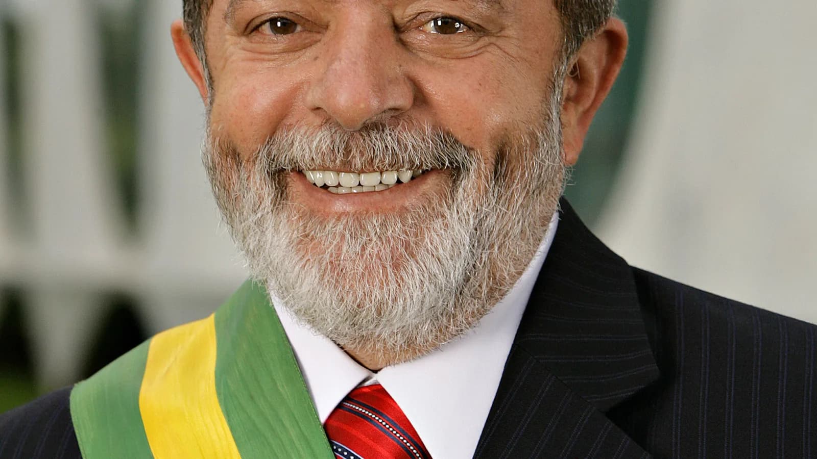 Retrato oficial do presidente Luiz Inácio Lula da Silva, sorrindo, com a faixa presidencial