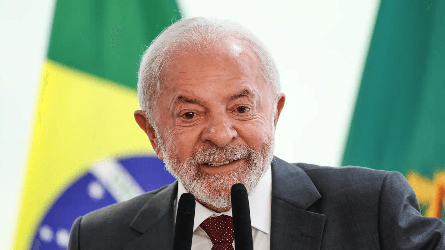 O presidente Luiz Inácio Lula da Silva fala ao microfone durante evento oficial
