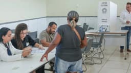 Urna eletrônica durante apuração de votos em seção eleitoral