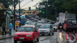 Trânsito em avenida alagada durante chuva forte na Grande São Paulo (imagem de arquivo)
