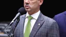 Deputado Vicentinho Júnior discursa ao microfone no plenário da Câmara dos Deputados