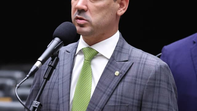 Deputado Vicentinho Júnior discursa ao microfone no plenário da Câmara dos Deputados