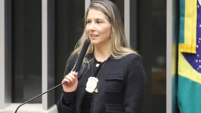 Delegada da Polícia Civil discursa com o distintivo do cargo à vista (foto ilustrativa, não é da Polícia Civil da Bahia)