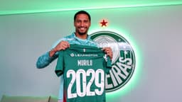 Murilo sorri segurando a camisa do Palmeiras personalizada com seu nome e o ano 2029
