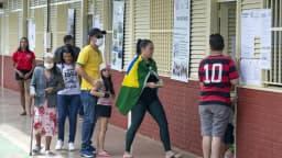 Eleitores votam em cabines de votação em seção eleitoral no Brasil
