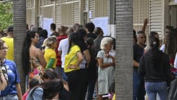 Eleitores em fila para votar no primeiro turno das Eleições 2026