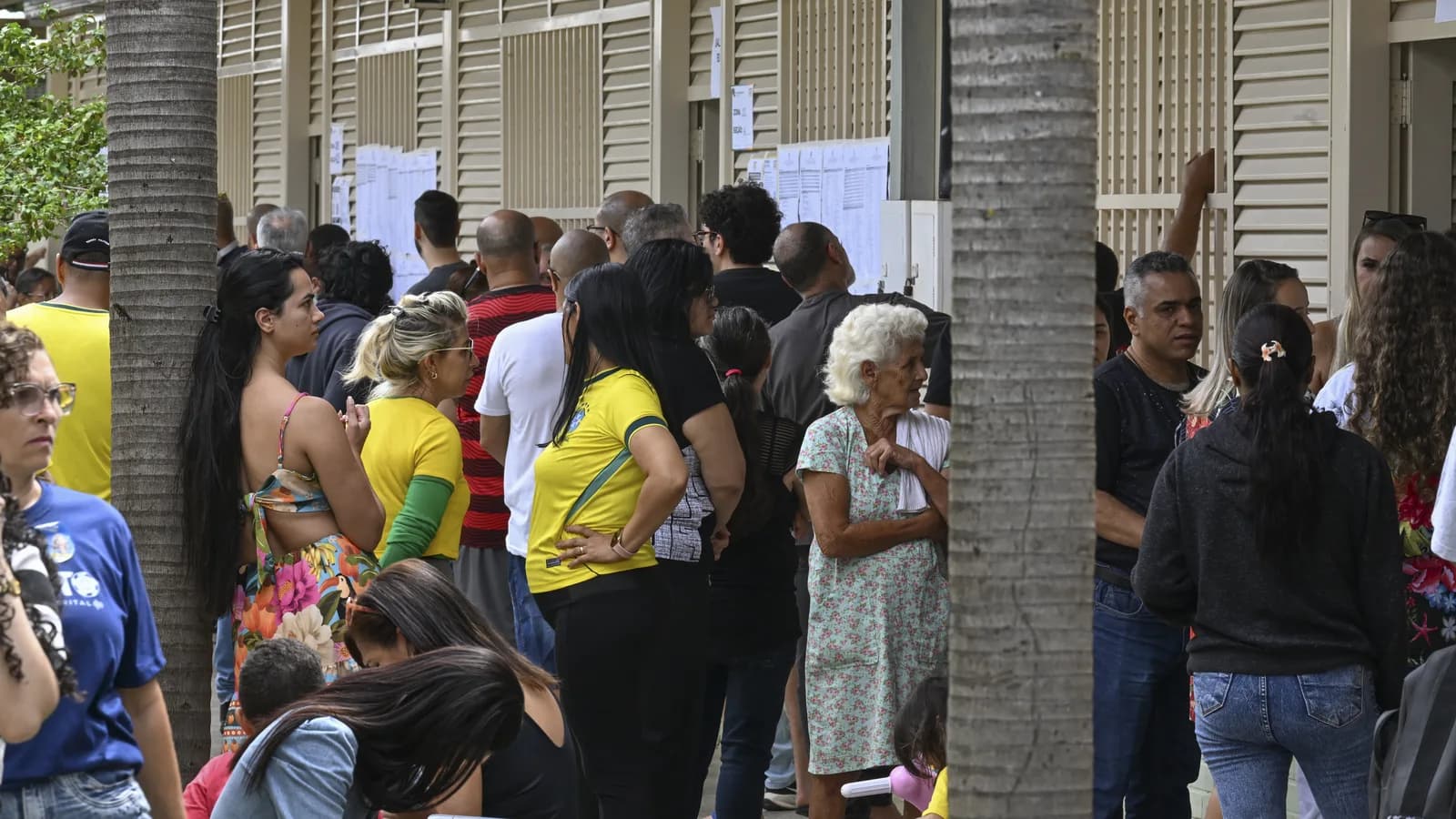 Eleitores em fila para votar no primeiro turno das Eleições 2026