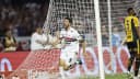 Jogador do São Paulo comemora gol em partida no Morumbis