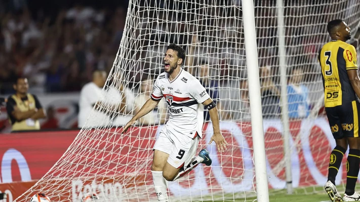 Jogador do São Paulo comemora gol em partida no Morumbis