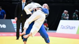 Judoca brasileira aplica golpe em adversária durante combate no Grand Slam de Lausanne