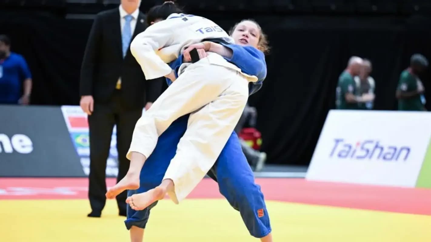 Judoca brasileira aplica golpe em adversária durante combate no Grand Slam de Lausanne