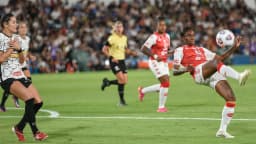 Jogadora do Corinthians disputa bola em partida de futebol feminino (foto de arquivo)