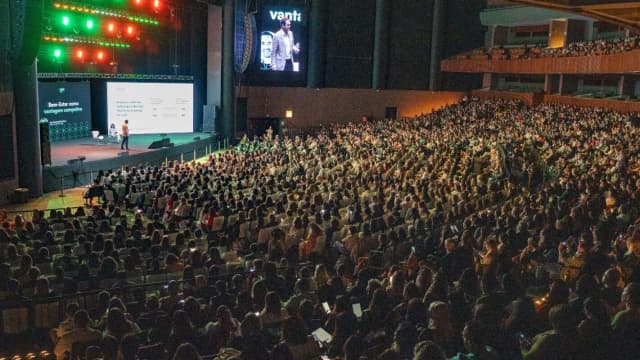 Plateia lotada em evento sobre saúde mental e trabalho em São Paulo