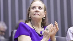 Mãe de Renato Russo participa de homenagem ao dia mundial do rock na Câmara dos Deputados