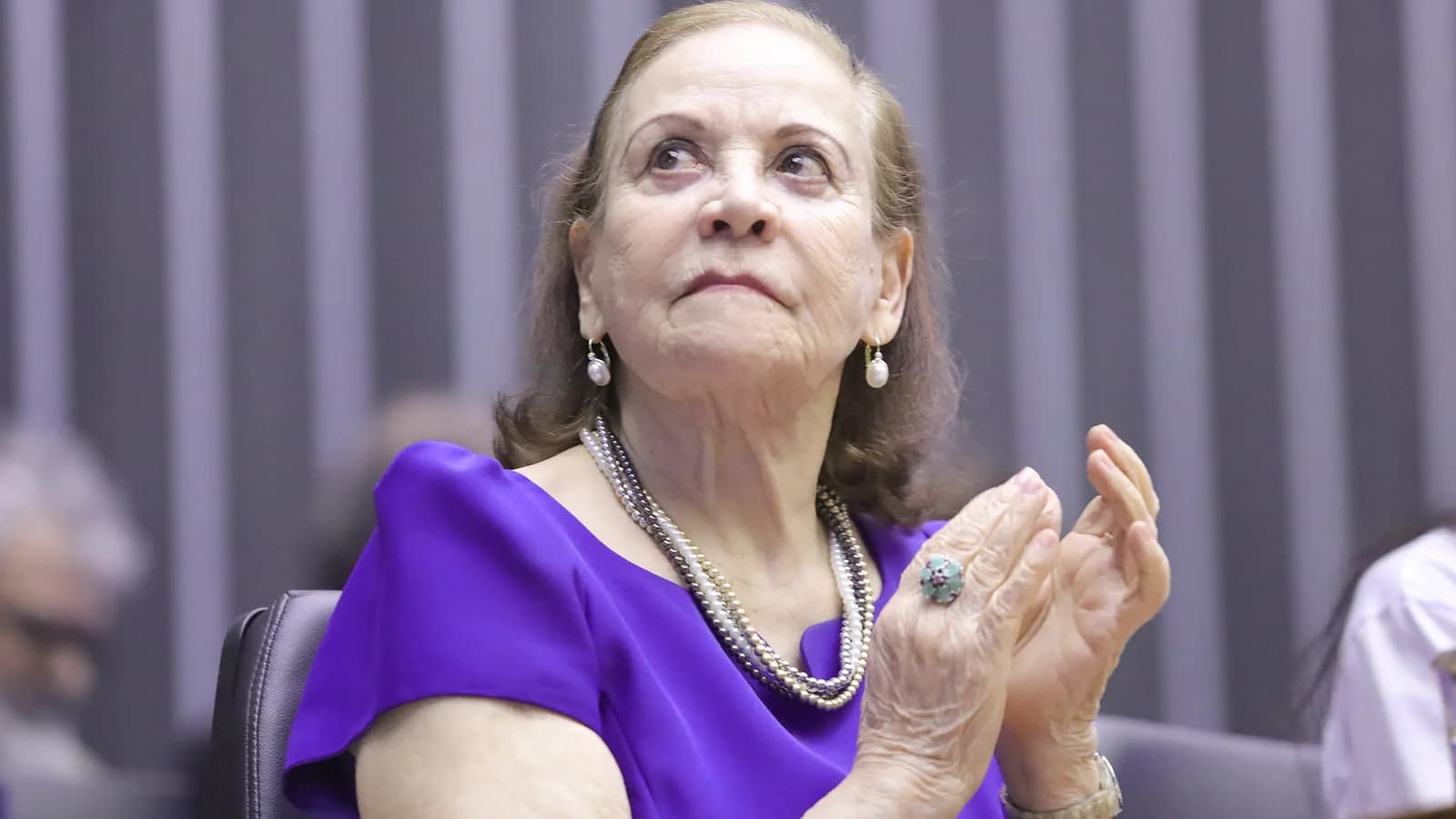 Mãe de Renato Russo participa de homenagem ao dia mundial do rock na Câmara dos Deputados