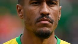 Paulinho, ex-volante da seleção brasileira, em foto de retrato com a camisa amarela do Brasil