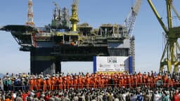 Trabalhadores em cerimônia na plataforma P-52 da Petrobras (imagem de arquivo)