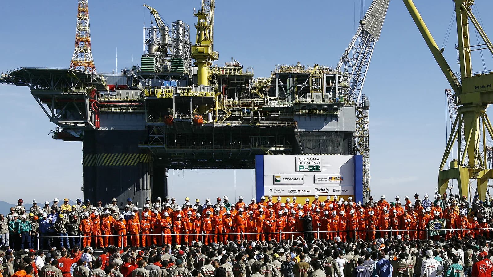 Trabalhadores em cerimônia na plataforma P-52 da Petrobras (imagem de arquivo)