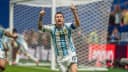 Lionel Messi comemora com os braços erguidos durante jogo pela seleção argentina