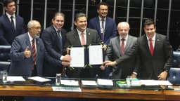 Lula faz sinal de positivo durante cerimônia de promulgação de lei no Congresso Nacional
