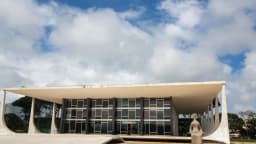 Fachada do Supremo Tribunal Federal, em Brasília, com a estátua da Justiça
