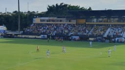 Jogadores em campo durante partida no estádio do Novorizontino
