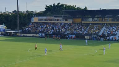 Jogadores em campo durante partida no estádio do Novorizontino