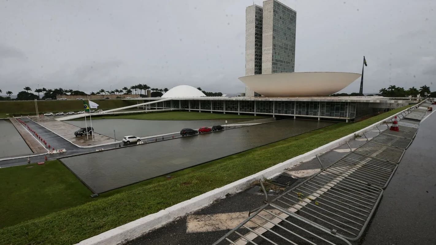 Congresso Nacional em Brasília com grades de contenção dispostas no chão em esquema de segurança na Esplanada dos Ministérios (foto de arquivo)