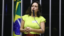 Deputada estadual Bella Gonçalves discursa em plenário