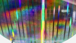 Wafer de silício com dezenas de chips de computação quântica da Intel