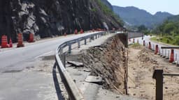 Trecho da BR-040 no Rio de Janeiro identificado como ponto crítico em levantamento da CNT, com erosão na pista e cones de sinalização (foto de arquivo, não é o local do acidente)