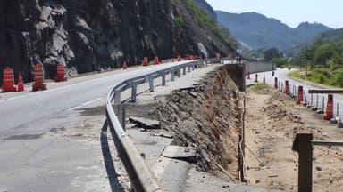 Trecho da BR-040 no Rio de Janeiro identificado como ponto crítico em levantamento da CNT, com erosão na pista e cones de sinalização (foto de arquivo, não é o local do acidente)