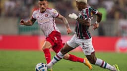 Jogador do Fluminense em disputa de bola em jogo da Libertadores, foto de arquivo