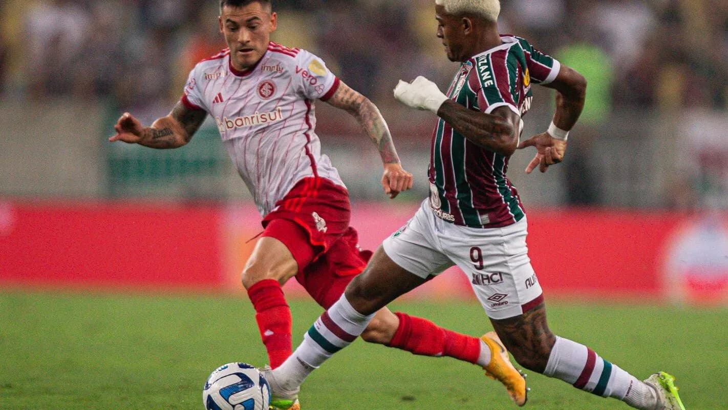Jogador do Fluminense em disputa de bola em jogo da Libertadores, foto de arquivo