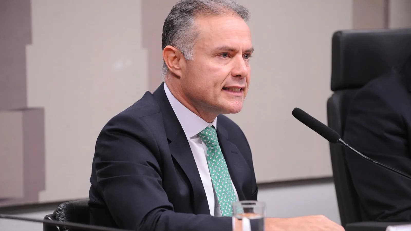 Renan Filho (MDB) durante sessão no Congresso; ele disputa o governo de Alagoas contra JHC (PSDB)