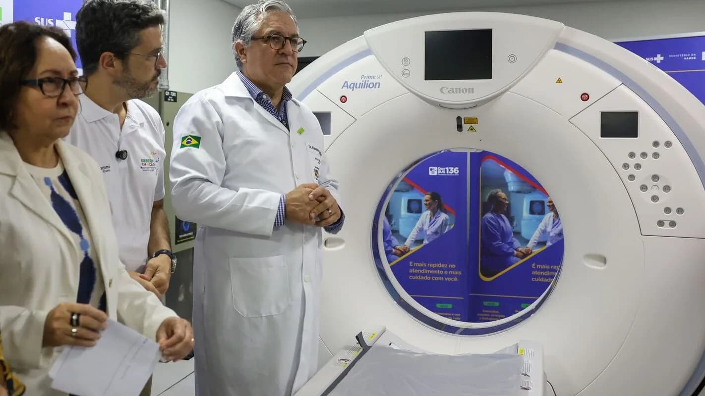 Profissionais de saúde junto a equipamento de diagnóstico por imagem em unidade do SUS (foto de arquivo)
