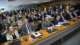 Sessão de comissão no Congresso Nacional, com parlamentares sentados em mesa semicircular