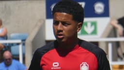 Anthony Valencia se aquece antes de partida pelo Royal Antwerp, em imagem de arquivo