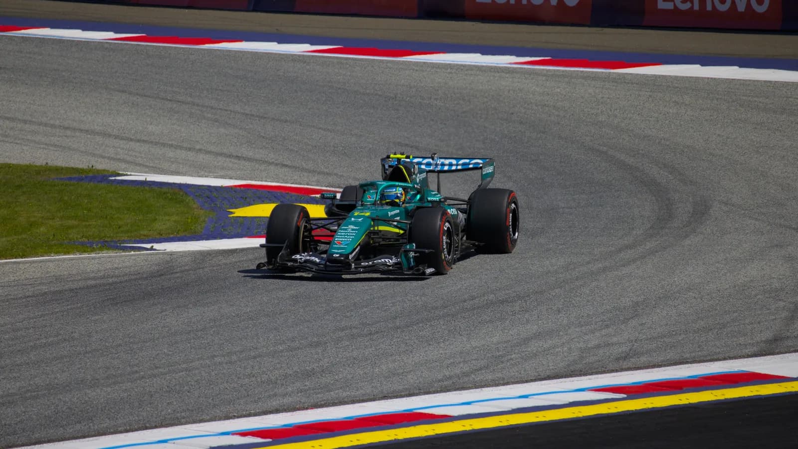 Carro da Aston Martin de Fernando Alonso em pista durante o GP da Áustria de 2026