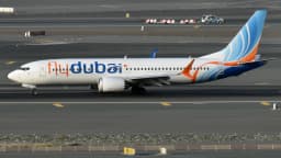 Avião da Flydubai, modelo Boeing 737 MAX, taxiando em aeroporto