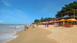 Turistas aproveitam a praia do Prado, na Bahia, em dia de sol