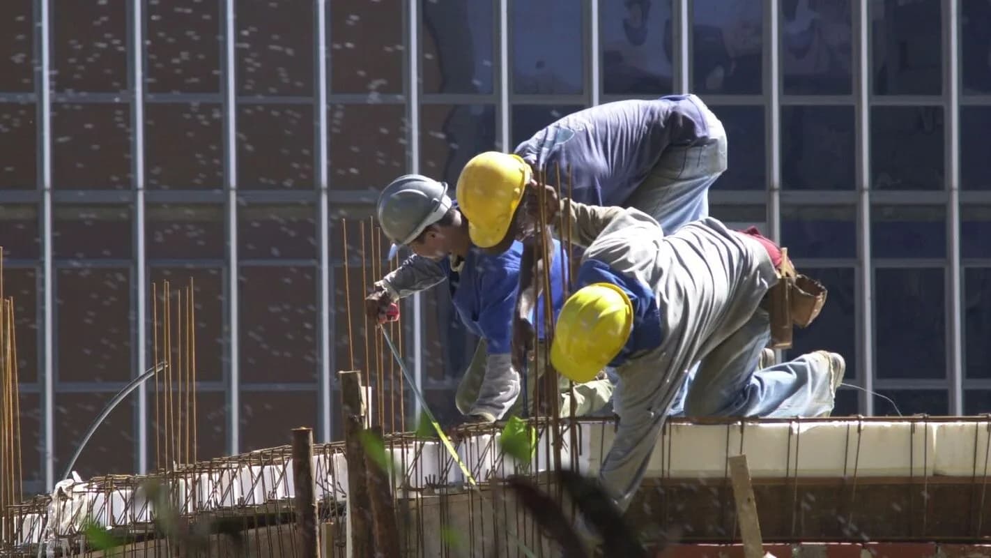 Trabalhadores em canteiro de obras no Brasil