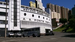Fachada do Estádio Moisés Lucarelli, com o nome A.A. Ponte Preta, em Campinas