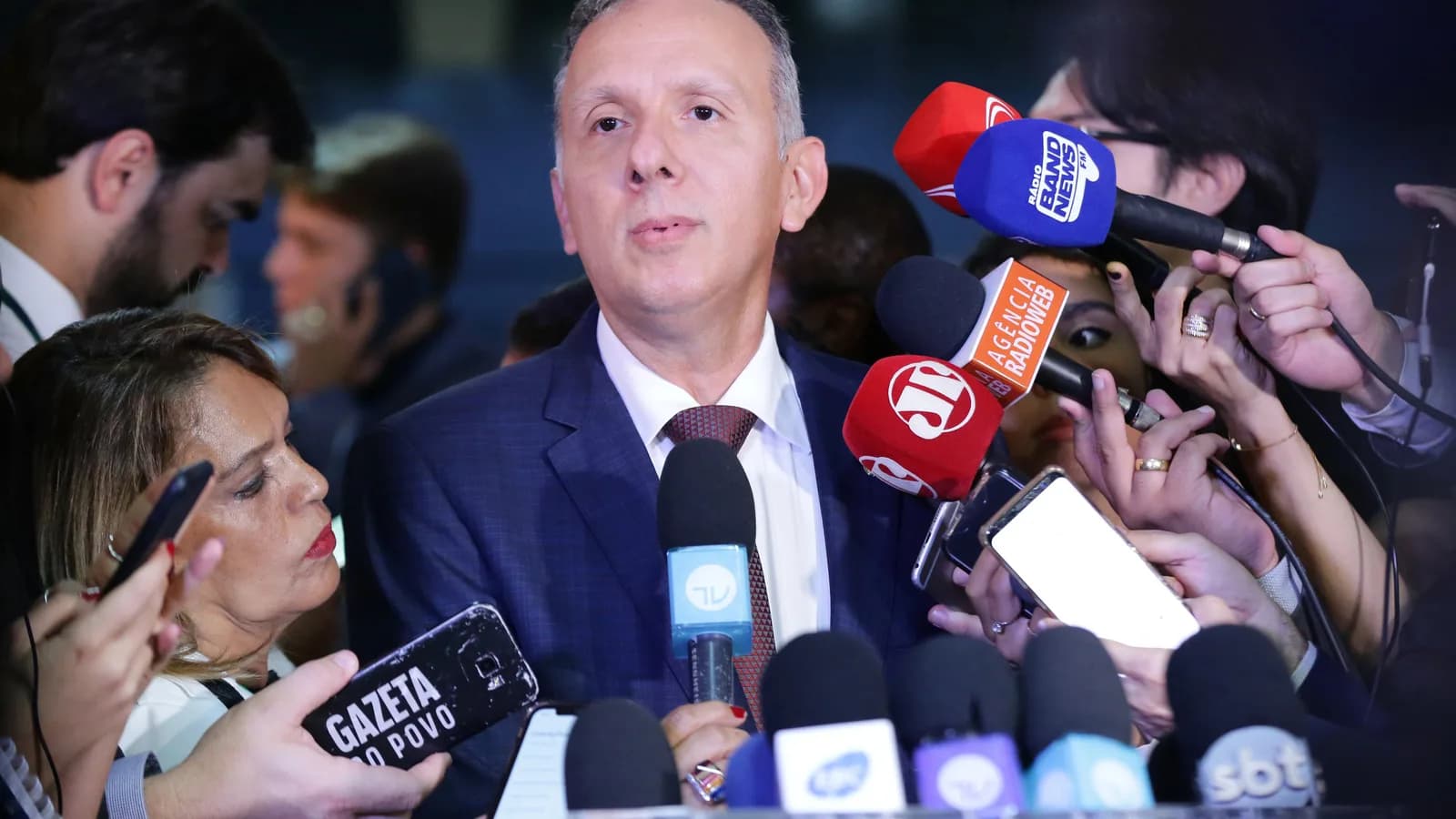 Deputado Aguinaldo Ribeiro, relator do PL 2338, fala à imprensa cercado de microfones (foto de arquivo)